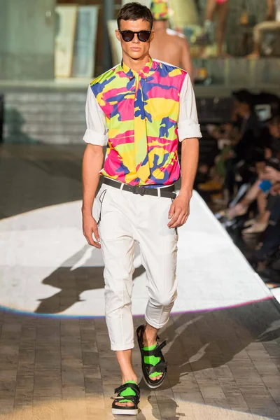 Look 17